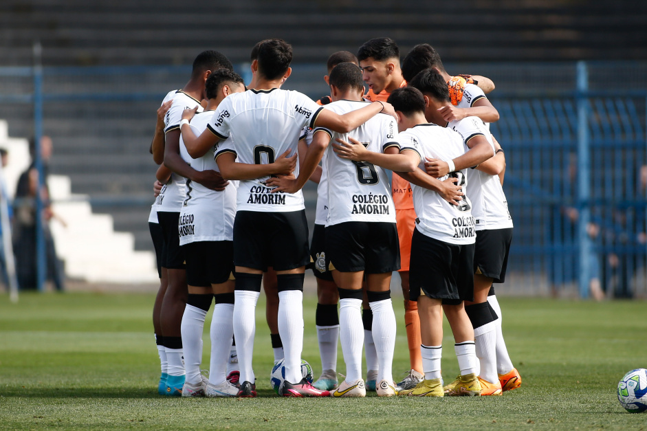 Jogador revelado no Corinthians comete indisciplina e é afastado na Europa