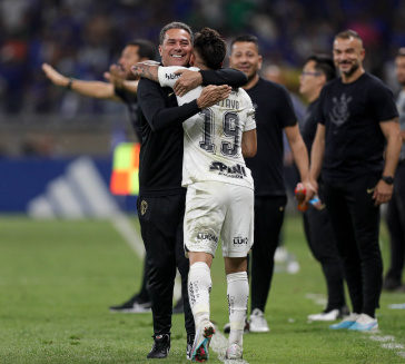 Corinthians goleia o Pinda e sela classificação antecipada às