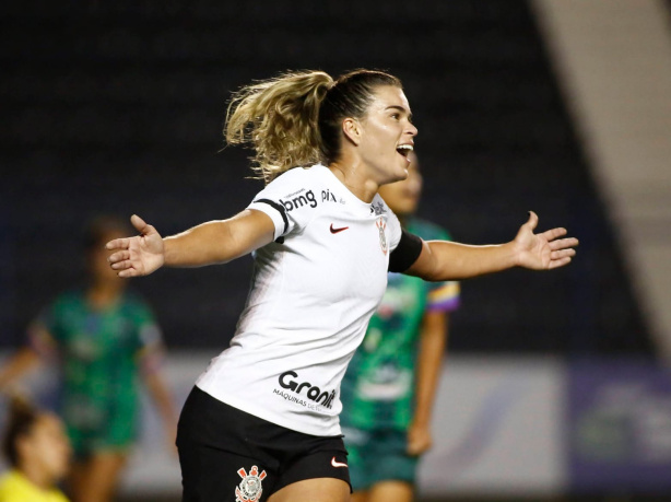 Tamires comemorando seu gol contra o Pinda, pelo Campeonato Paulista