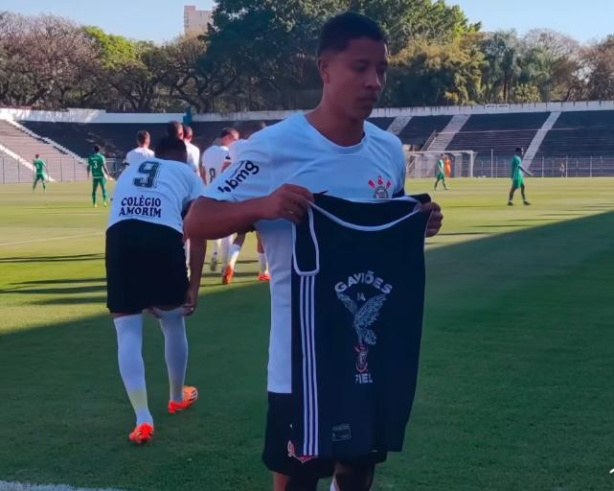 Atleta do Corinthians presta homenagem a vítimas de acidente durante partida do Sub-20