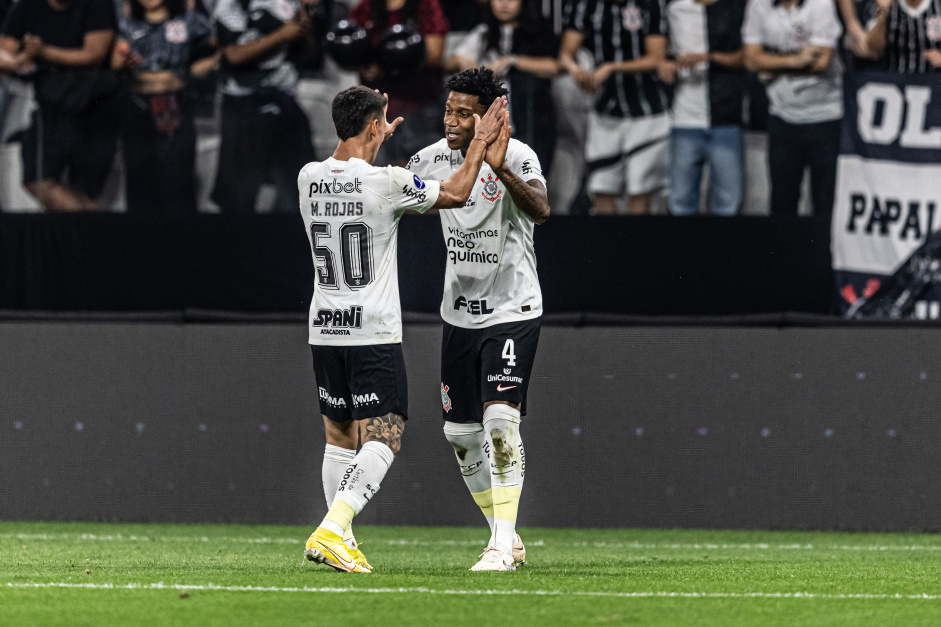 Corinthians vence o Estudiantes por 1 a 0 com marcado pelo zagueiro Gil