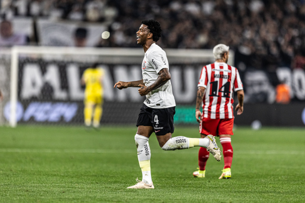 Gil comemorando seu gol contra o Estudiantes de La Plata, pela Copa Sul-Americana