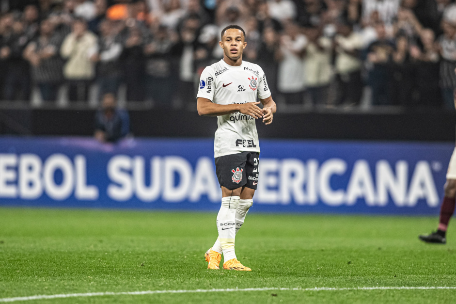 Joia do Corinthians perde espao com Luxemburgo aps venda para o futebol europeu