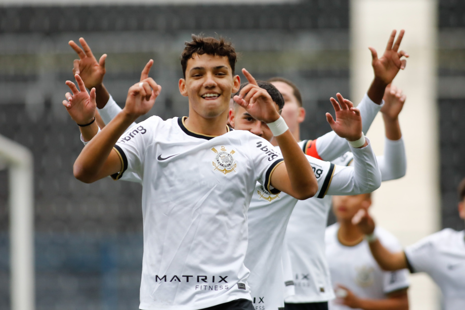 Beto marcou dois gols na vitria do Corinthians