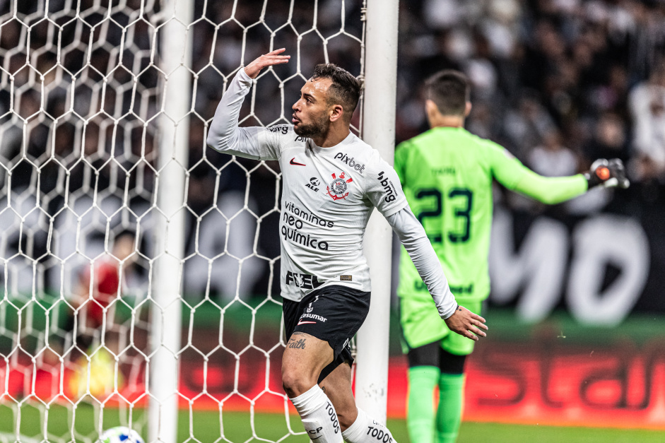 Maycon marca o 500 gol do Corinthians na Neo Qumica Arena