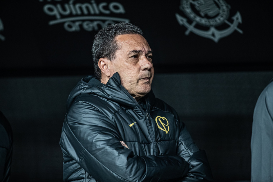 ULTRAPASSADO? Torcedores pedem a saída de Luxemburgo