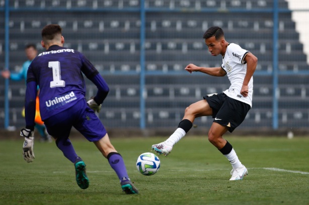 Lateral do Sub-17 assina primeira contrato profissional com o Corinthians