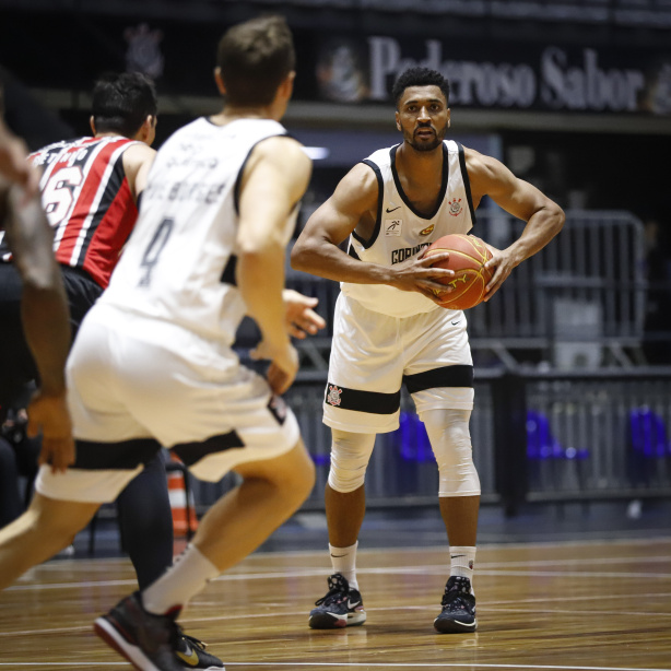 Como basquete do Corinthians calou críticas para sonhar com título