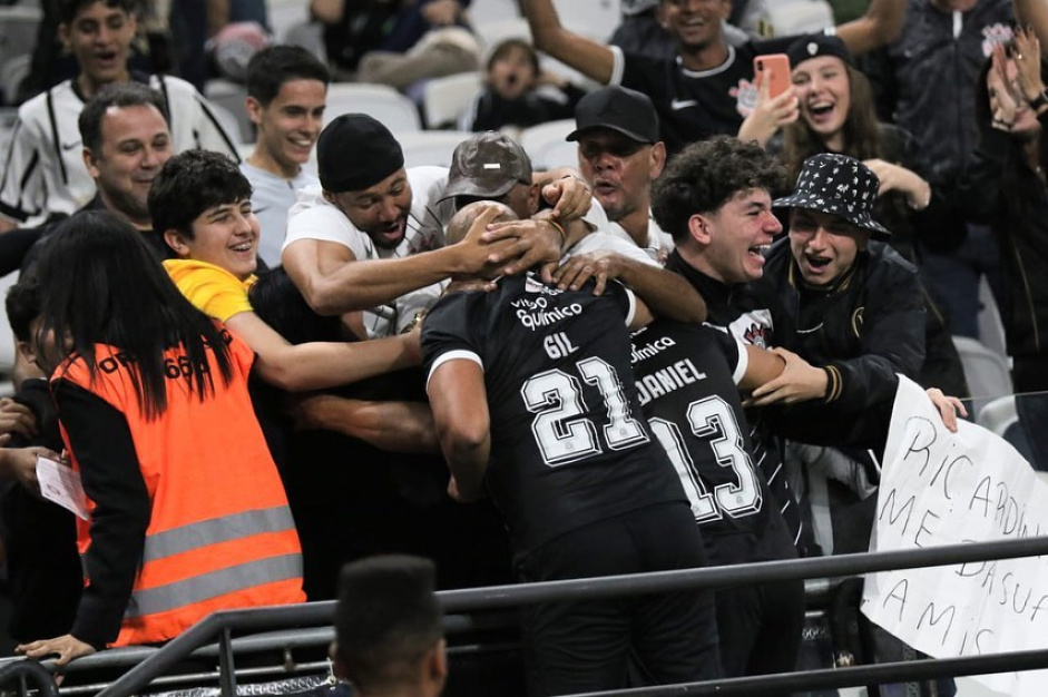 A torcida do Corinthians enalteceu a capacidade dos jogadores, apesar da idade avanada