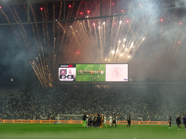 Dinei fez questão de provocar o rival do Corinthians às vésperas do clássico
