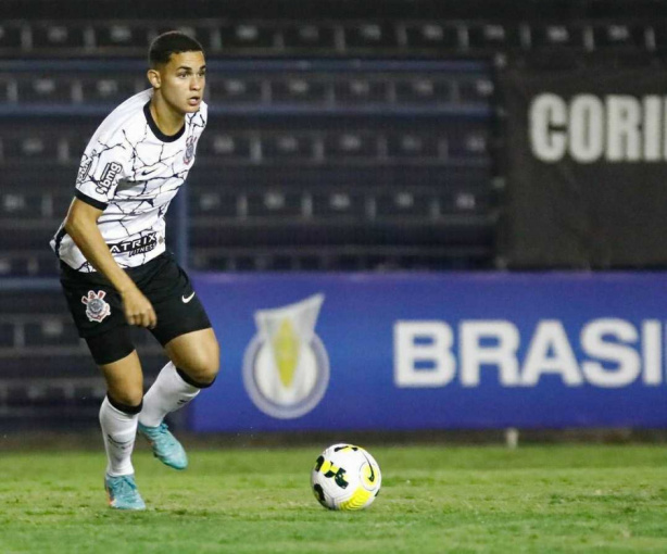 Danilo traça planos para jovem que alterna entre categorias de base do Corinthians