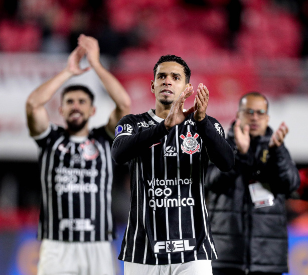 Lucas Veríssimo tem quatro jogos no Corinthians, dois ao lado de Caetano (Cruzeiro e Goiás) e dois ao lado de Gil (Estudiantes-ARG e Palmeiras)