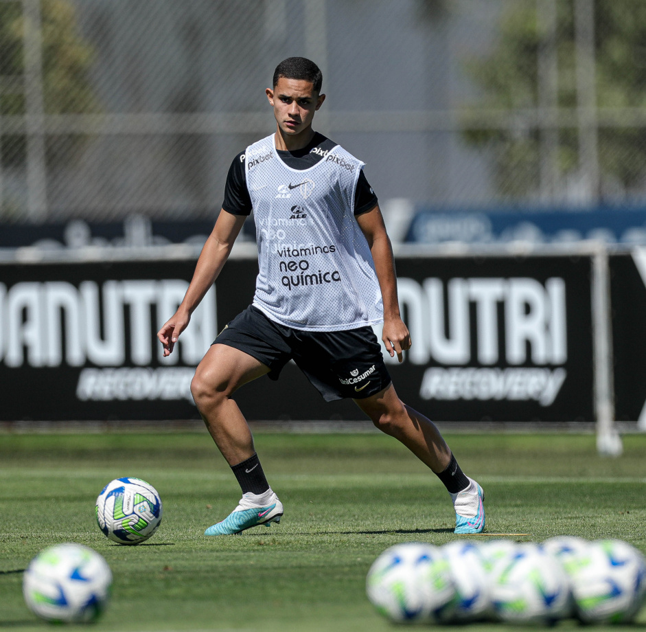 Luiz Gustavo "Bahia" fez seu primeiro treino com o profissional do Corinthians nesta sexta-feira