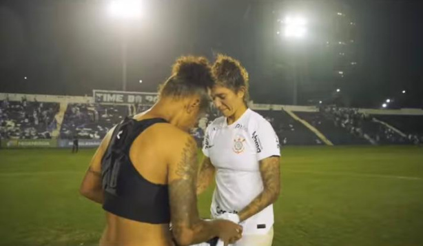 Atacante do Santos � multada ap�s vestir a camisa do Corinthians em cl�ssico
