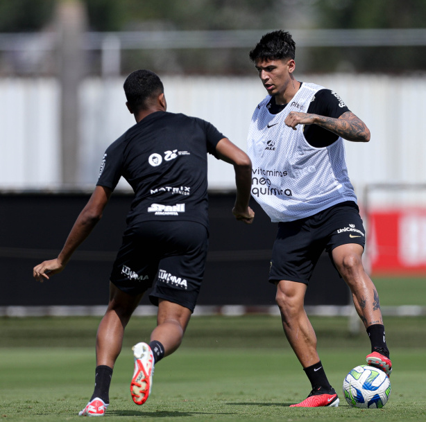 Caetano durante o enfrentamento realizado em campo