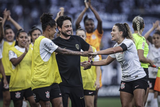 Corinthians feminino bate recorde de títulos em 2023 e chega a 17