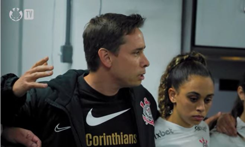 Rodrigo Iglesias dando preleo no vestirio do Corinthians