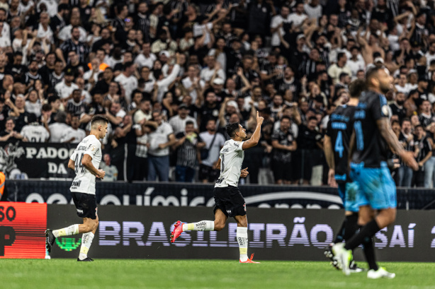 Lucas Verssimo comemorando gol marcado pelo Corinthians contra o Grmio