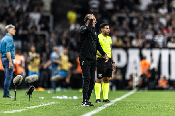 Caetano com a bola nos pés durante o jogo contra o Grêmio