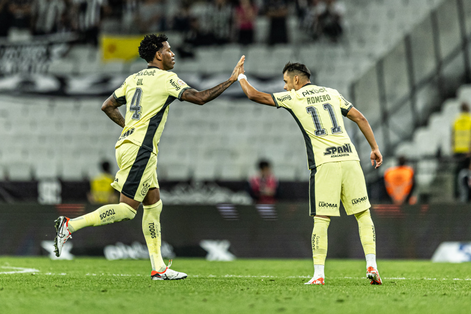 Gil e Romero no jogo contra o Botafogo na Neo Qumica Arena