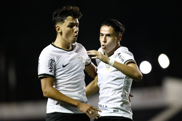 Corinthians encara o Santos no primeiro jogo da semifinal do