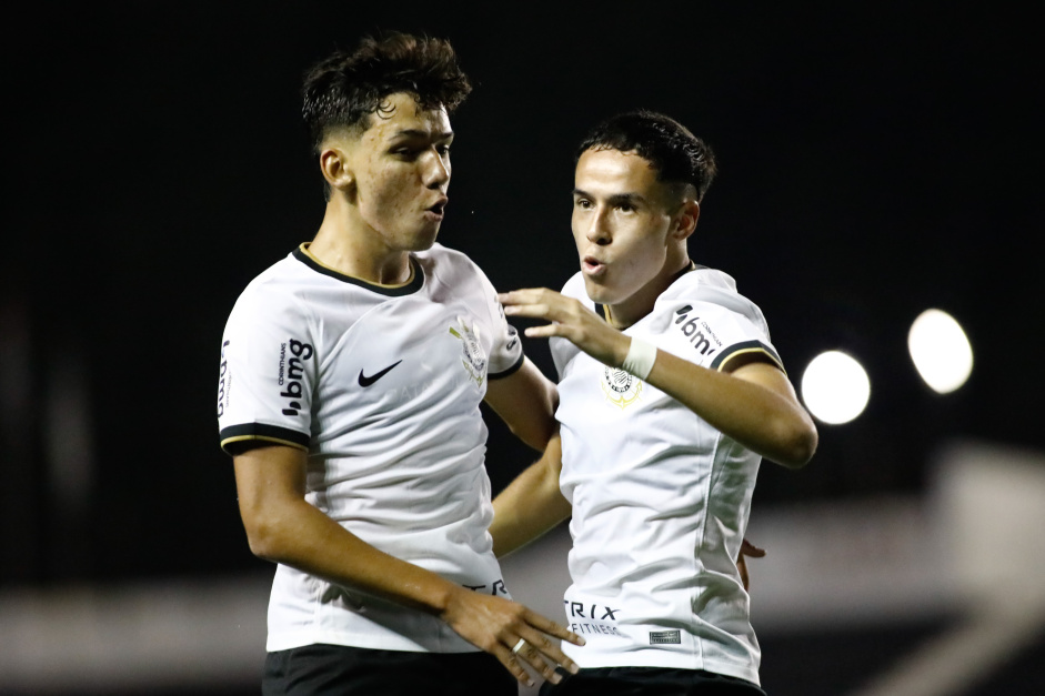 Dupla de jogadores celebra classificao do Corinthians para a semifinal do Brasileiro Sub-17