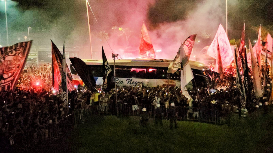 Torcida do Corinthians realiza grande festa antes do confronto diante do Fortaleza