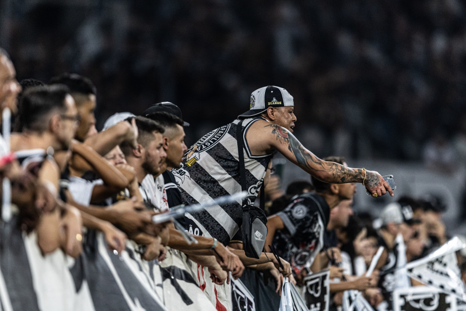 Torcida do Corinthians vaia atuao da equipe aps apito final no empate pela Sul-Americana