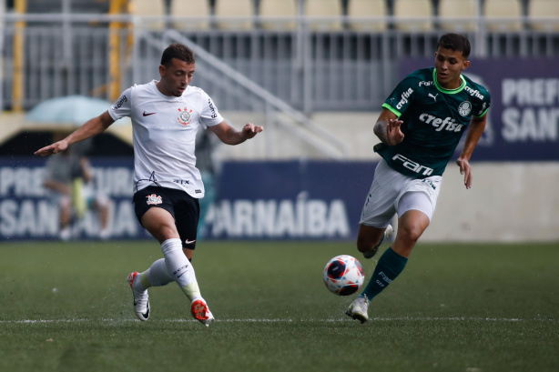 Corinthians e Santos empatam em clássico polêmico e seguem