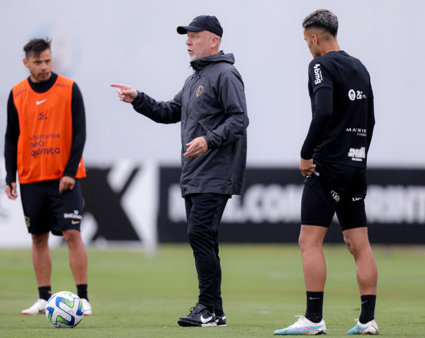 Romero e Fausto Vera ouvem orienta��es de Mano Menezes na primeira atividade do treinador
