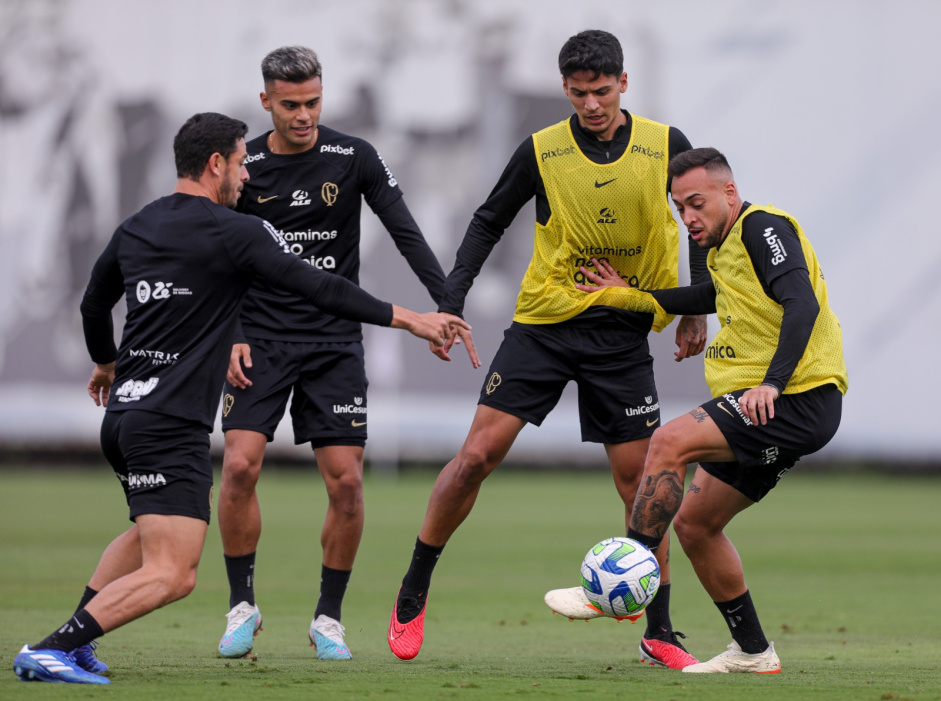 Jogadores do Corinthians durante ltimo treino preparatrio para o clssico contra o So Paulo