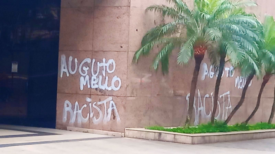 Paredes do Parque So Jorge amanheceram pichadas neste sbado com ataques a Augusto Melo, candidato da oposio a presidente do Corinthians