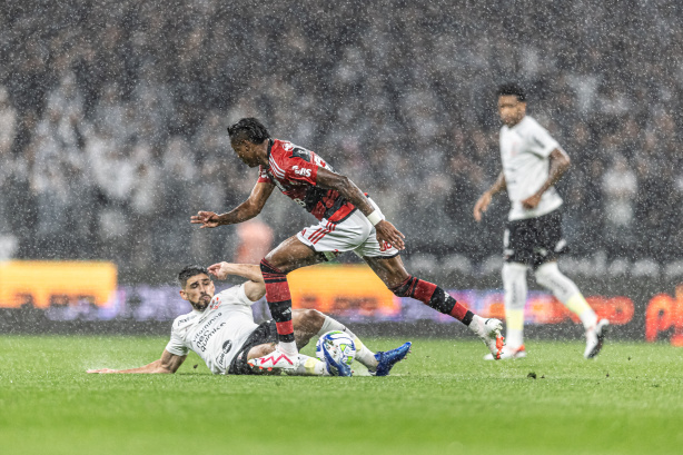 Momento da dividida de Bruno M�ndez com Bruno Henrique que gerou dores na lombar do uruguaio no duelo entre Corinthians e Flamengo