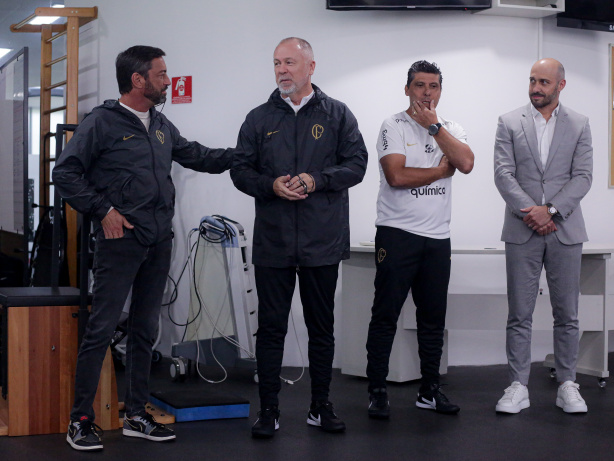 Duilio Monteiro Alves, Mano Menezes, Sidnei Lobo e Alessandro durante apresentação do treinador para o grupo de jogadores no CT