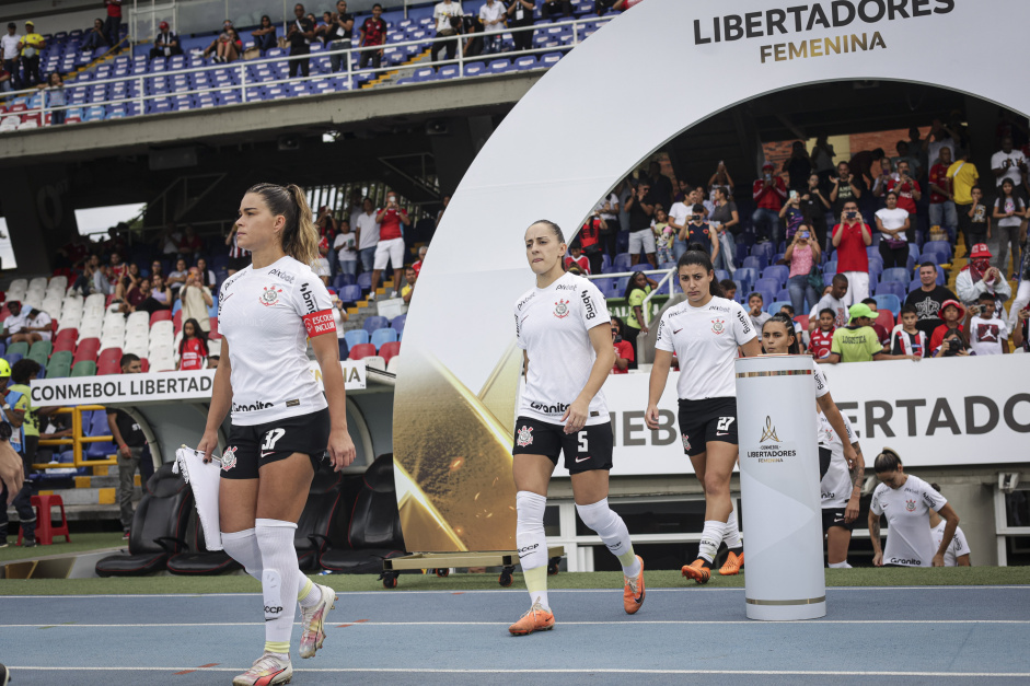 Jogadoras do Corinthians entrando em campo para disputa da Libertadores 2023