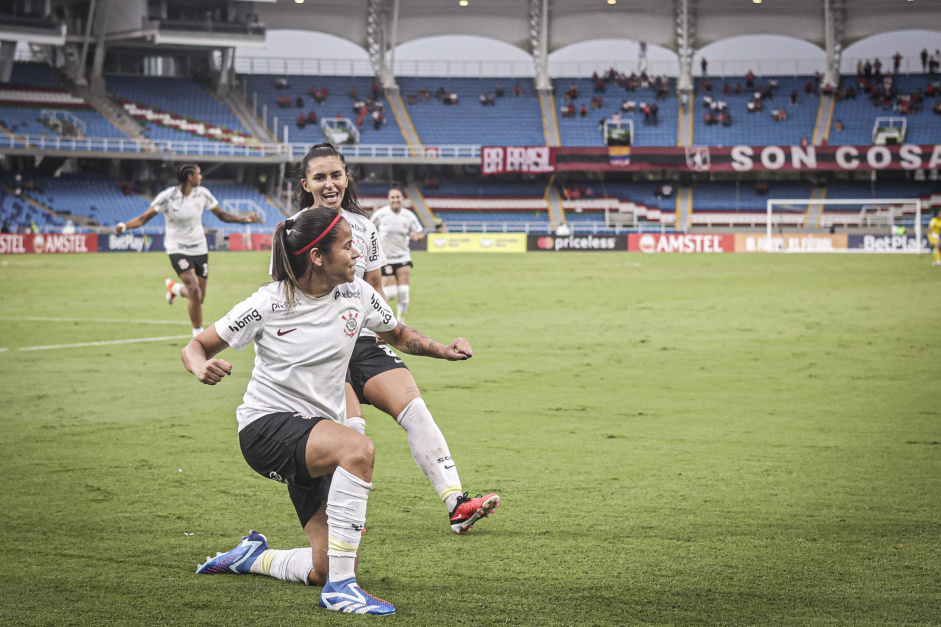 Vic Albuquerque comemorando gol marcado na Conmebol Libertadores Feminina