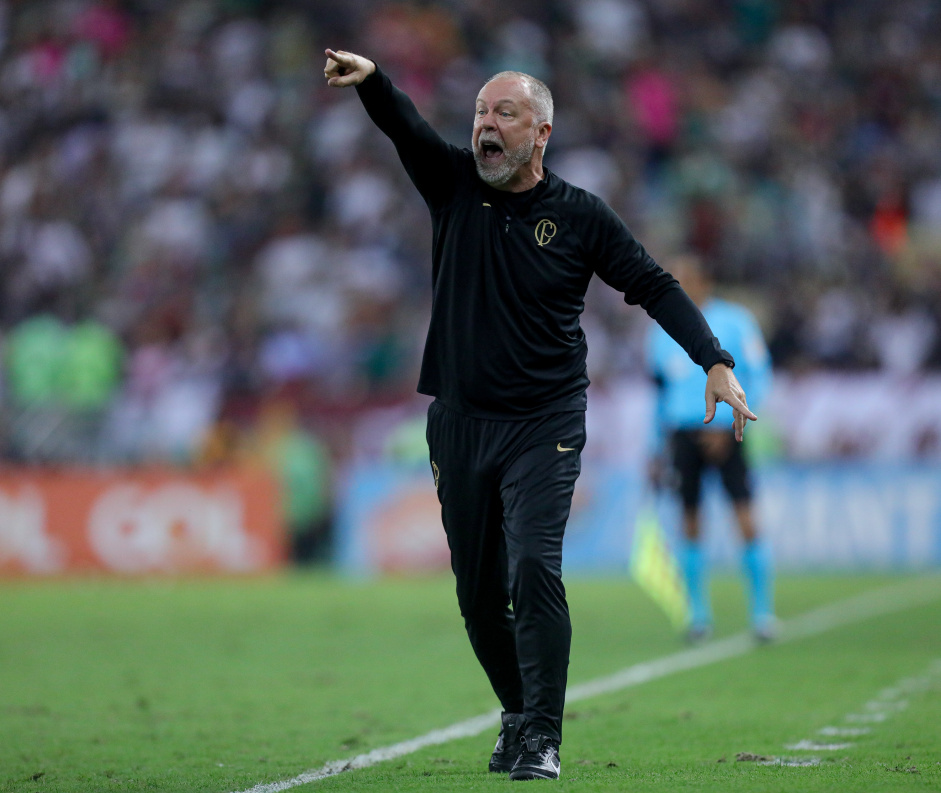 Mano Menezes durante partida do Corinthians contra o Fluminense