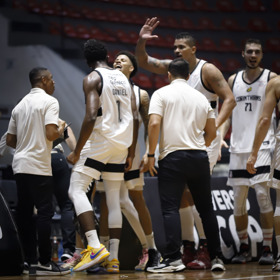 Corinthians no encontra dificuldades contra o Braslia e estreia no NBB com vitria