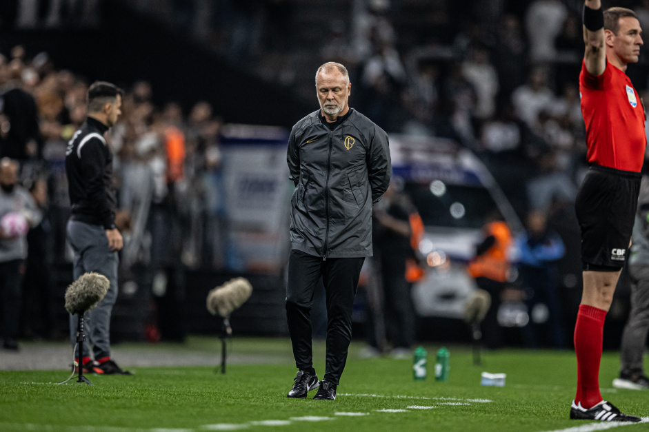 Mano Menezes comenta pressão da torcida após empate e cobra firmeza dos  jogadores no Brasileirão