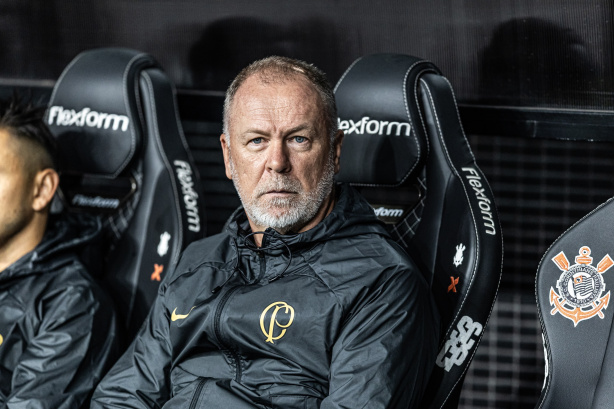 Mano Menezes segue sem vencer no comando do Corinthians