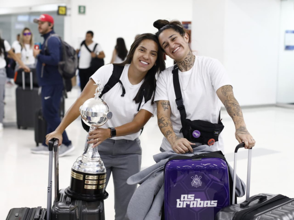 O Corinthians Feminino retornou ao Brasil nesta segunda-feira