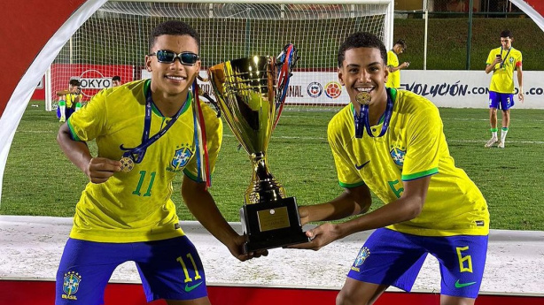 Dupla do Corinthians do Quadrangular Internacional com a Sele��o Brasileira Sub-15