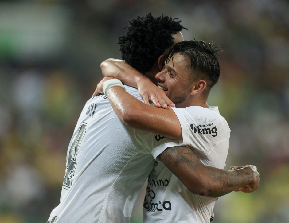 Gil celebrou a vitria do Corinthians por 1 a 0 sobre o Cuiab fora de casa pelo Brasileiro