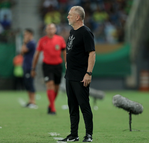 Mano Menezes acerta com Corinthians; contrato vai até 2025