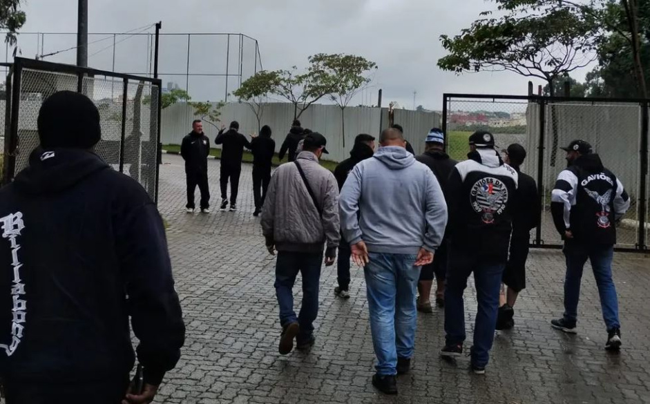 Organizadas do Corinthians tambm se reuniram com os jogadores em junho de 2023