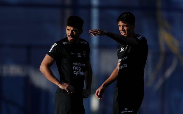 Bruno Méndez e Caetano são as opções para a vaga do suspenso Fábio Santos; zagueiro brasileiro é o favorito para enfrentar o Athletico-PR
