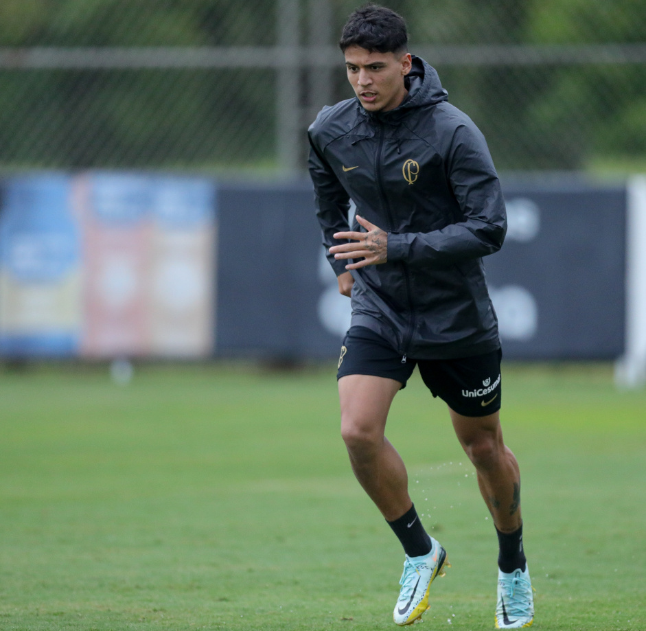 Caetano durante treino do Corinthians no CT Joaquim Grava