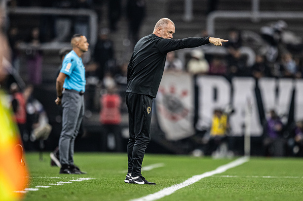 Mano Menezes atrela sequência invicta do Corinthians no Brasileirão a confiança