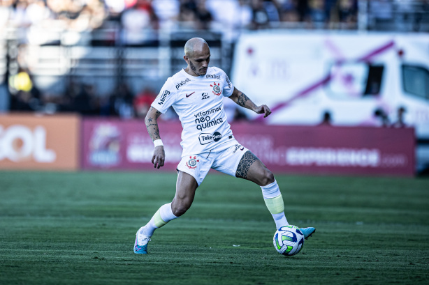 F�bio Santos com a bola dominada