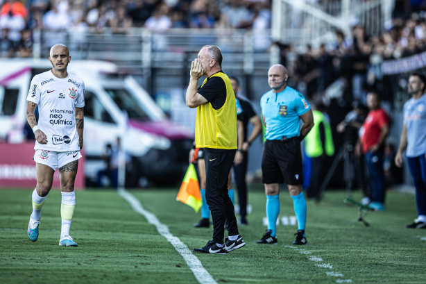 Corinthians supera Red Bull Bragantino no jogo de volta e fica com